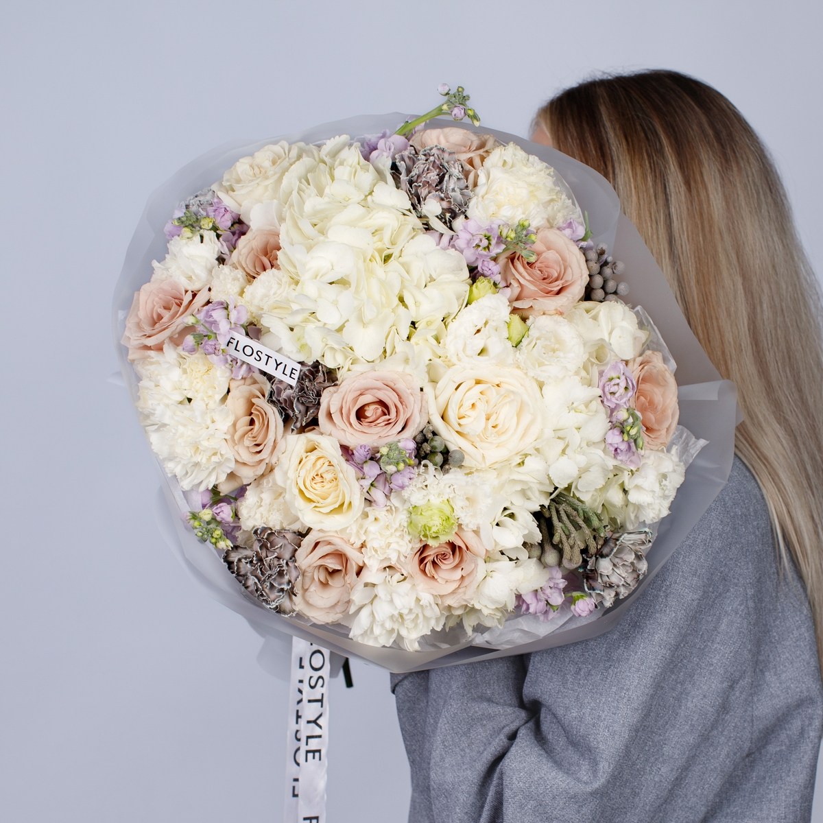 Белый сборный нежный букет 